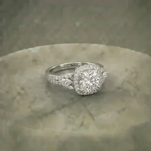 Elegant diamantring med skulpterad kant